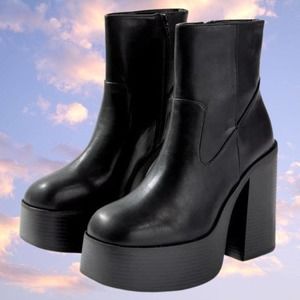 🚨SOLD 🚨 Urban Outfitters Noreen Platform Boots, New in Box, Size 6 Black